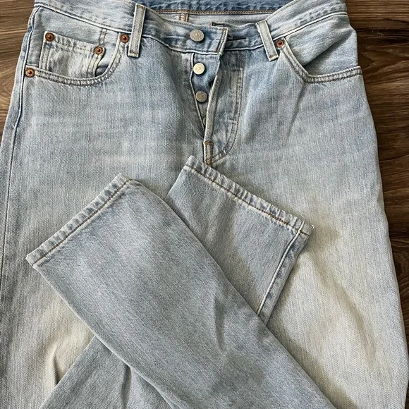 Levi's Women's Light Blue Straight Leg Jeans - Picture 2 of 3